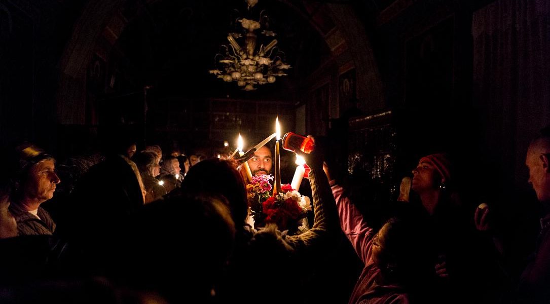 Aproape toți românii merg la slujba de Înviere: Sondaj de ultimă oră