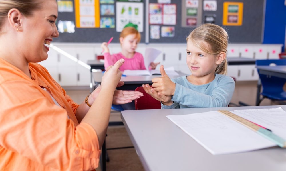 Educația copiilor cu deficiențe de auz: Ghid esențial pentru părinți în România