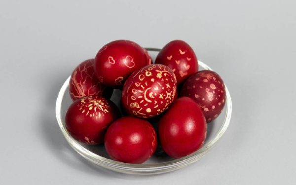 Cât timp se păstrează ouăle roșii în frigider? Sfaturi utile