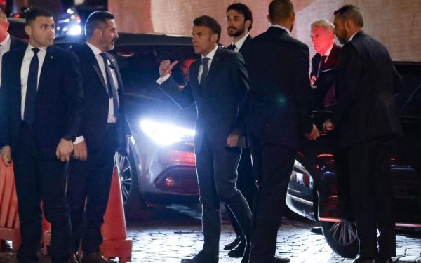 Macron, erou la Roma: A sărit să ajute un bătrân, medicii l-au verificat