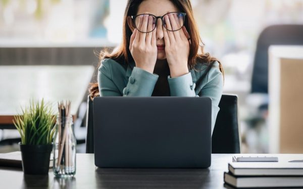 Escrocii folosesc inteligența artificială: joburi-fantomă cu salarii uriașe