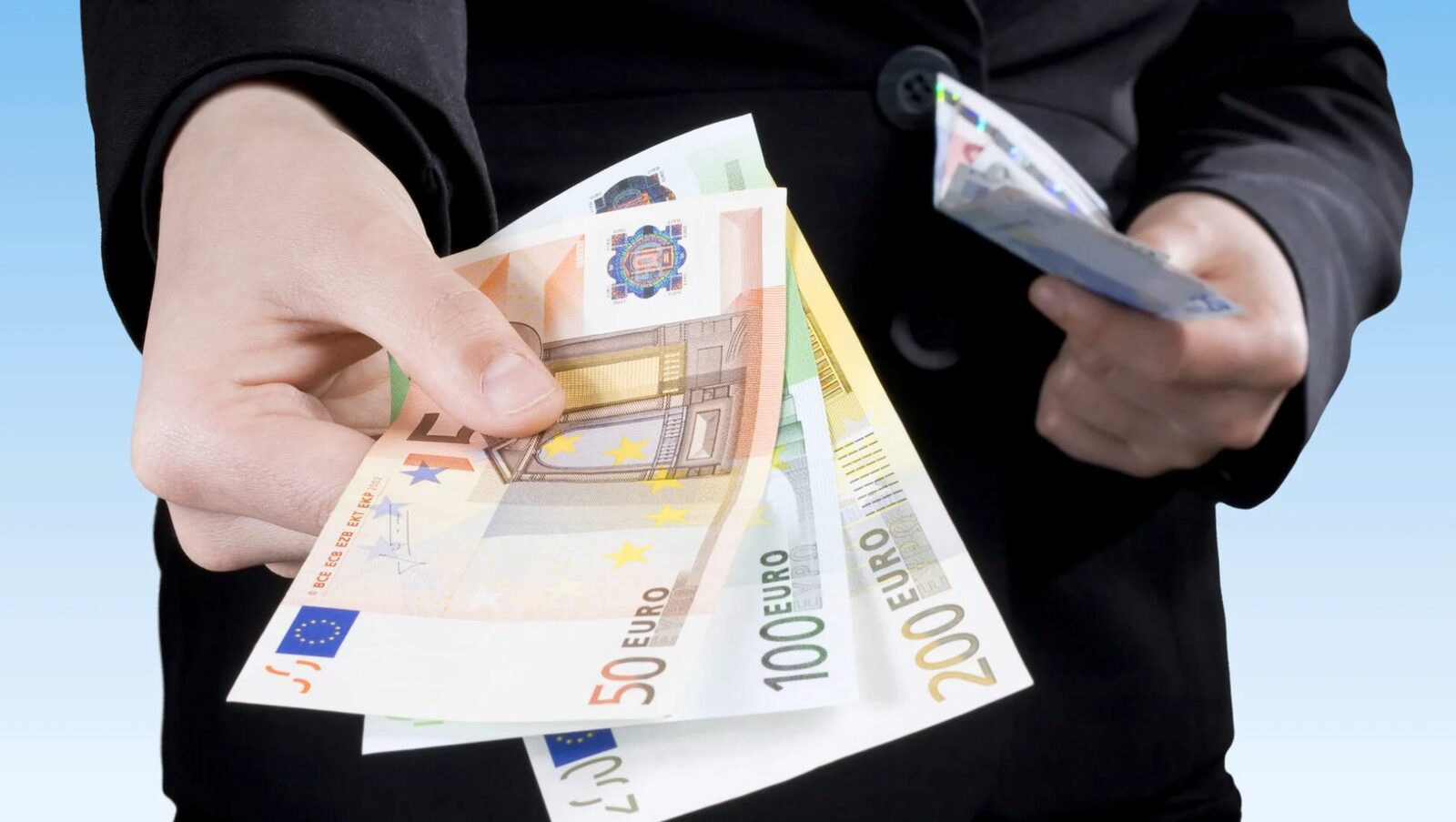 În Capitala Germaniei, BERLIN, se pregătește o inițiativă politică menită să pună capăt restricțiilor de plată exclusiv prin numerar, o practică încă răspândită în multe afaceri locale, de la restaurante la magazine