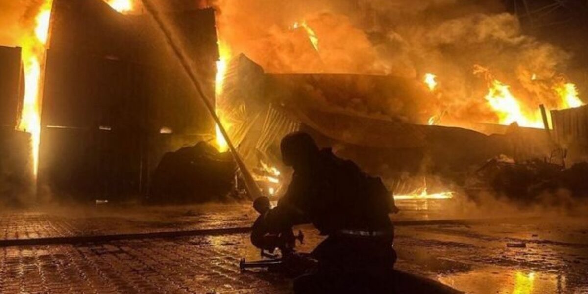 Tineri din Galați, arestați după incendierea unei case