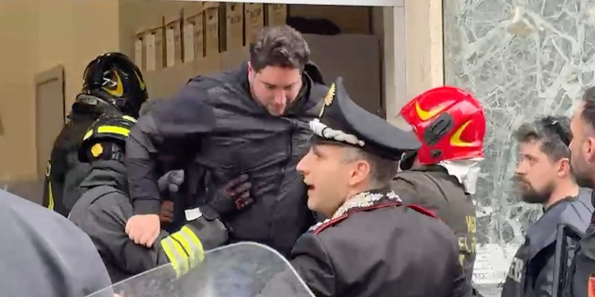 Teroare în Napoli: Jaf armat la o bancă, 25 de ostatici ținuți captivi