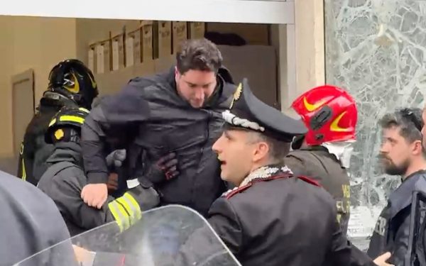 Teroare în Napoli: Jaf armat la o bancă, 25 de ostatici ținuți captivi