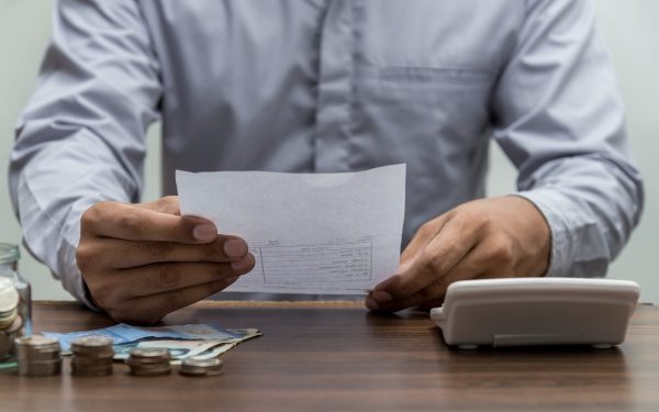 Facturi umflate? Află de ce plătești mai mult după regularizare, atenție la PPC!