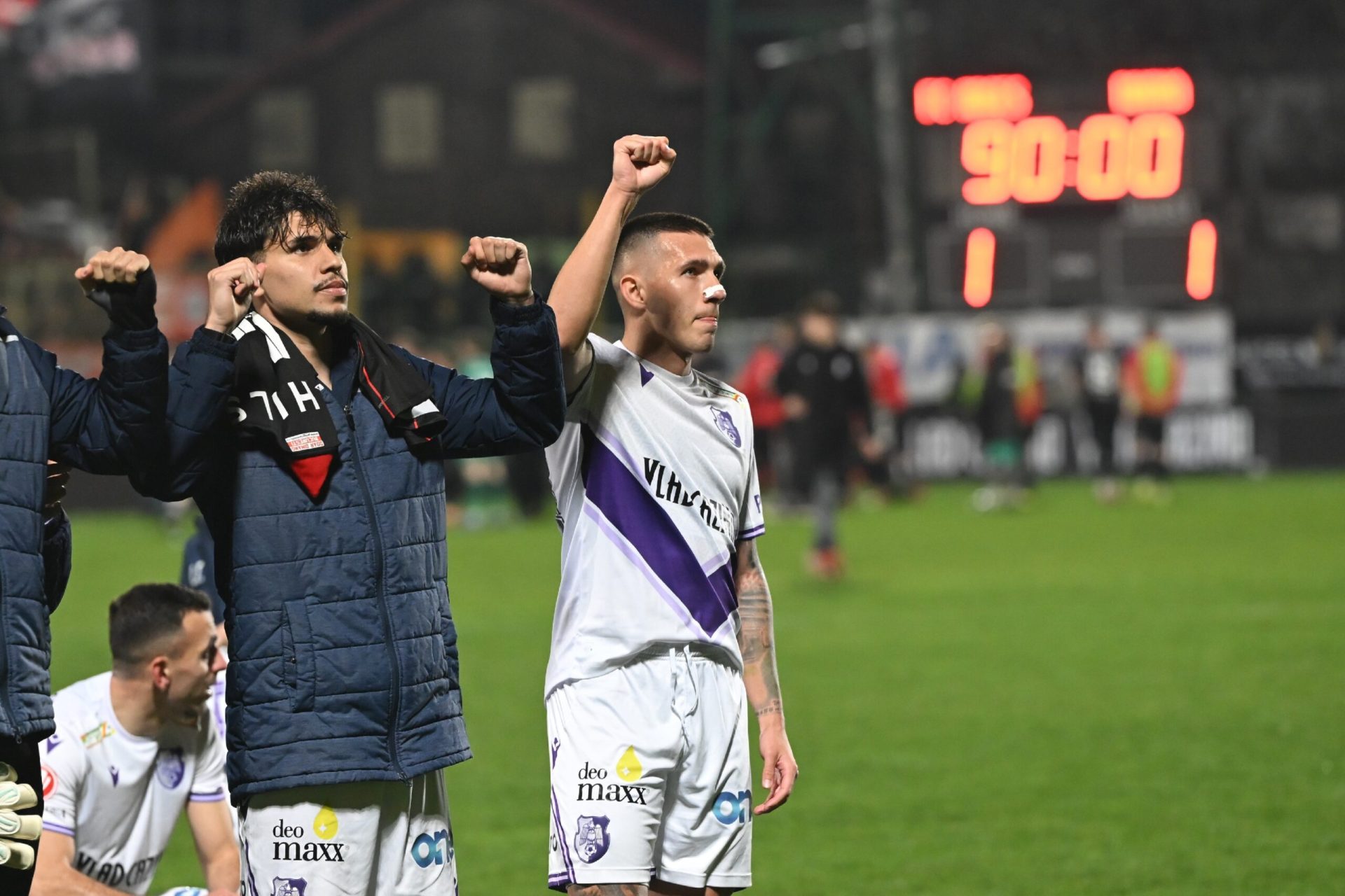 FC Argeș și Dinamo București au terminat partida de duminică, scor 1-1, în runda a treia din play-off-ul Superligii, rezultatul fiind unul neașteptat pentru ambele formații, din cauza ocaziilor ratate și a momentelor tensionate din teren