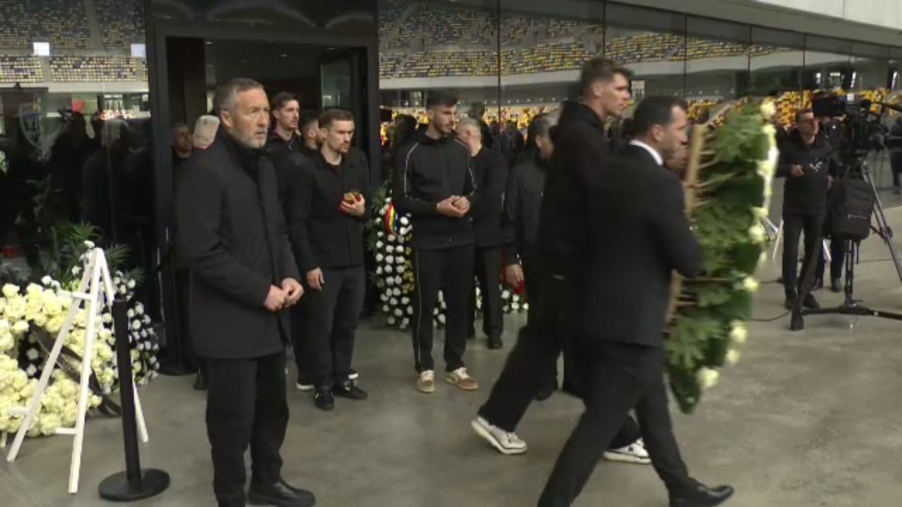 Sicriul lui Mircea Lucescu este depus pe Arena Națională, oferind un ultim prilej de adio pentru admiratorii și apropiații antrenorului de legendă
