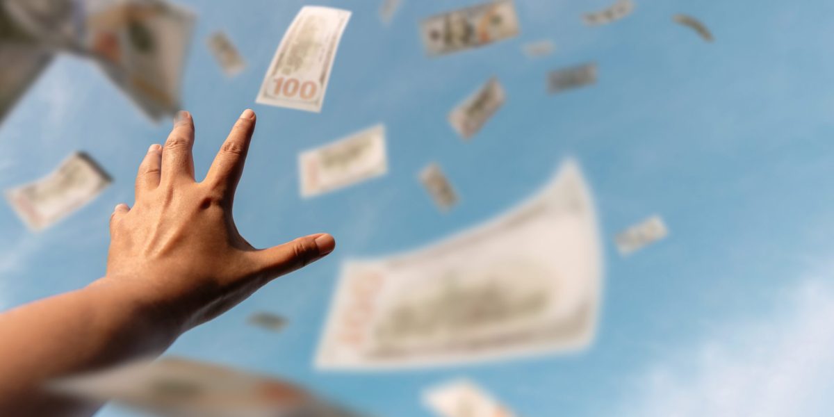 Ceartă violentă în familie: O femeie a aruncat 160.000 de dolari de la balcon