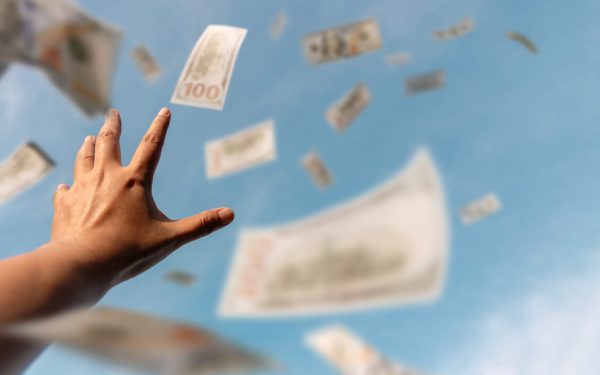 Ceartă violentă în familie: O femeie a aruncat 160.000 de dolari de la balcon