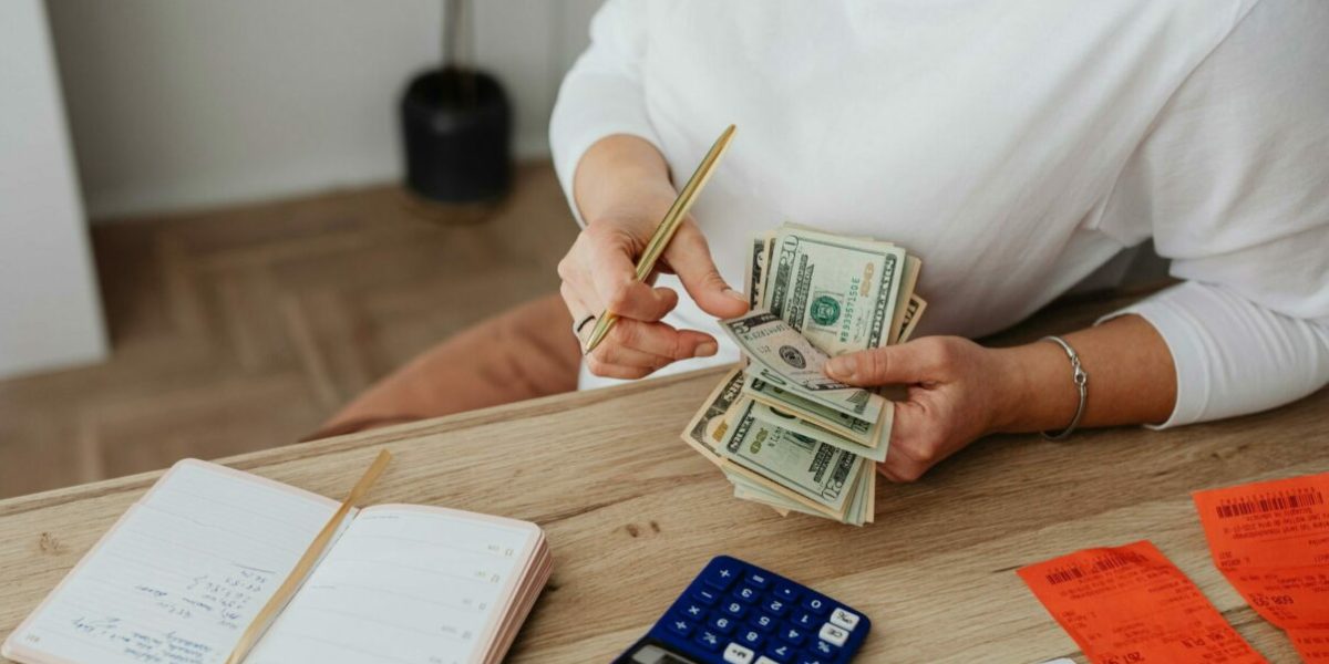 Tineri, tot mai dependenți financiar de părinți Experții cer reguli clare