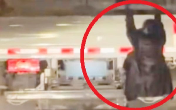 Șoc în China: O femeie s-a agățat de camion, furioasă pe soțul infidel