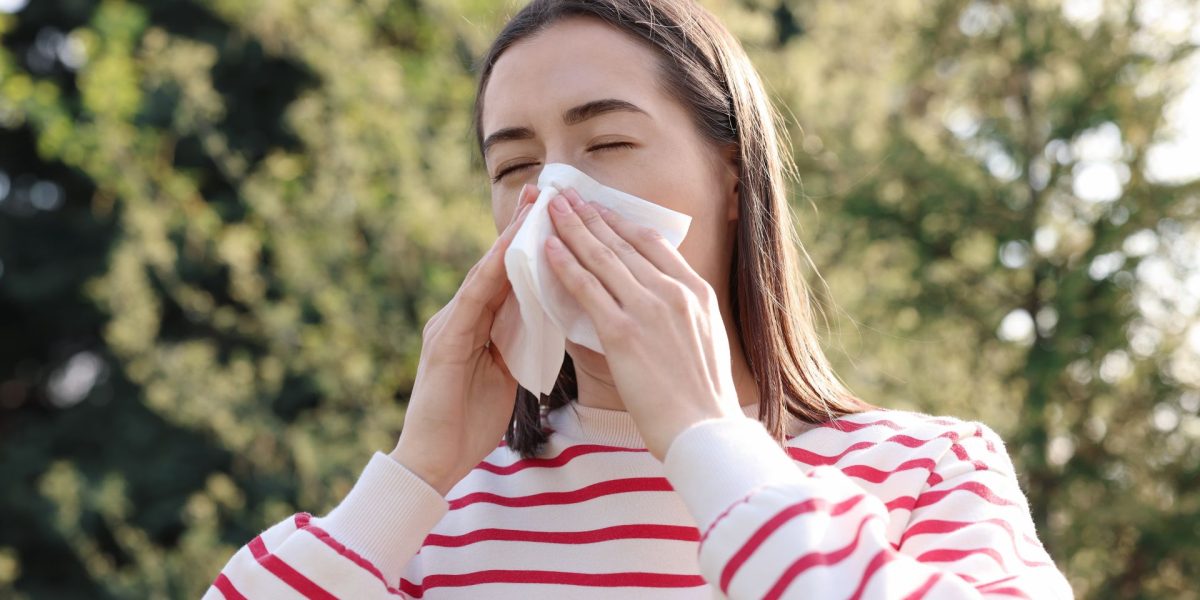 O femeie, chinuită de strănuturi: Medicii au scos viermi din nas