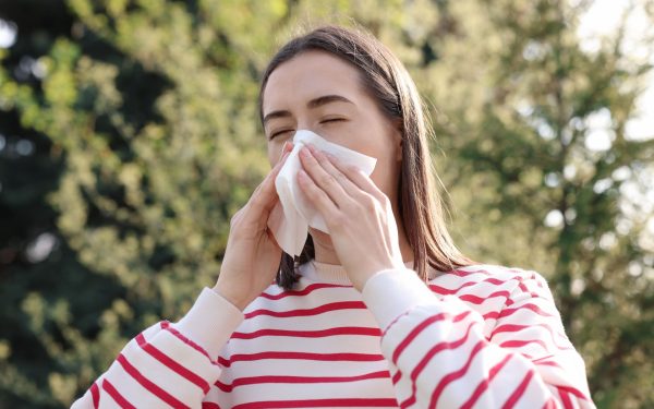 O femeie, chinuită de strănuturi: Medicii au scos viermi din nas