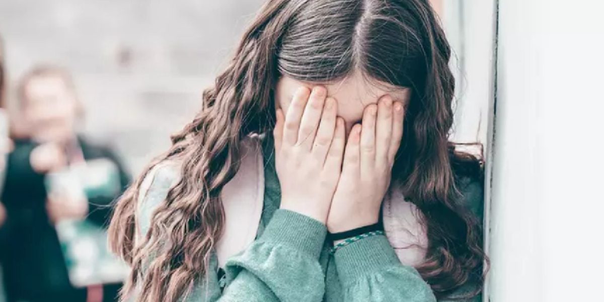 Doi Români, Reținuți la Manchester: Acuzații Grave de Abuz asupra unei Minore