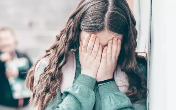 Doi Români, Reținuți la Manchester: Acuzații Grave de Abuz asupra unei Minore