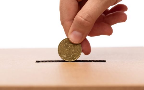 Sfaturi de la experți: Cum scapă tinerii de dependența financiară, în România