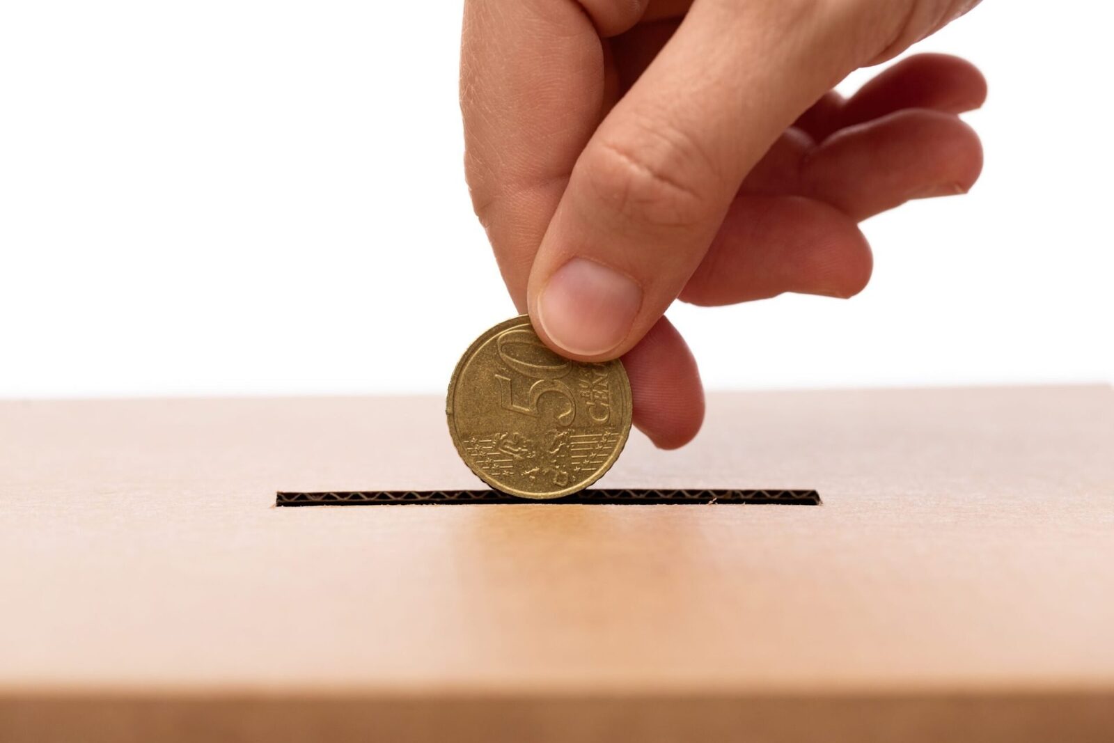 Sfaturi de la experți: Cum scapă tinerii de dependența financiară, în România