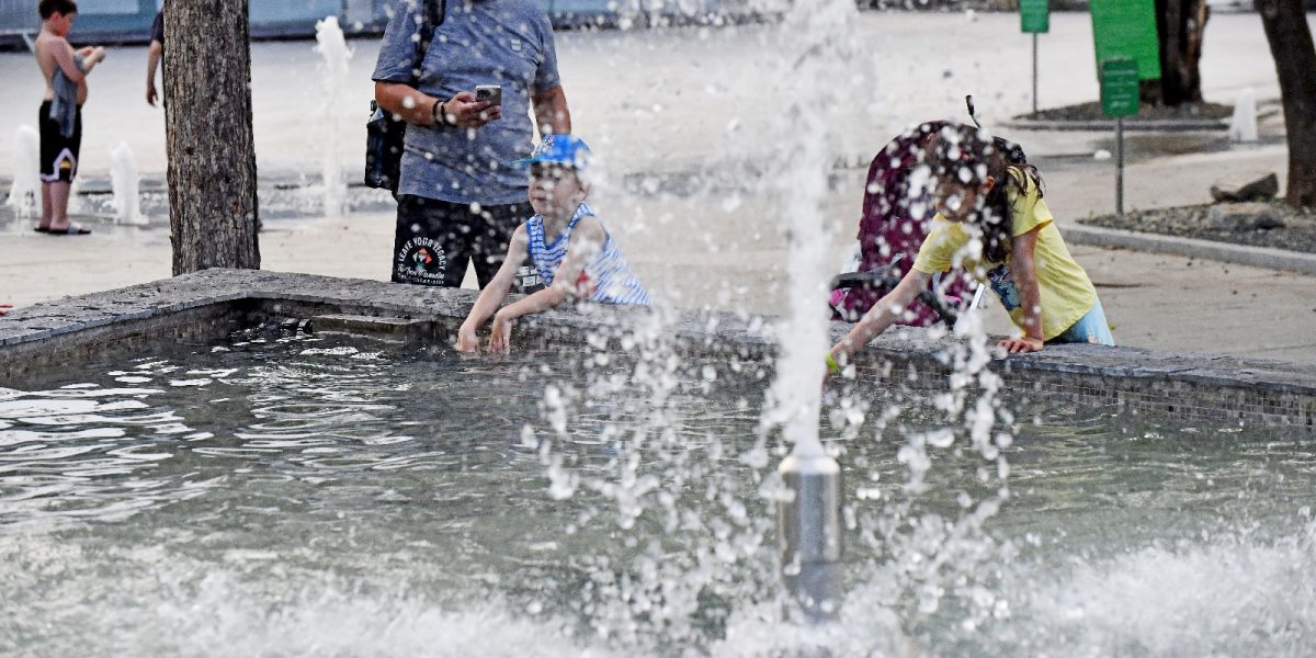 Primăria Sectorului 6 va plăti peste 74.000 de euro pentru mentenanța fântânilor arteziene, o afacere atribuită unei firme cu un singur angajat La finalul lunii martie, un raport a scos la iveală faptul că Primăria Sectorului 6 urmează să aloce o sumă considerabilă pentru întreținerea fântânilor din sector