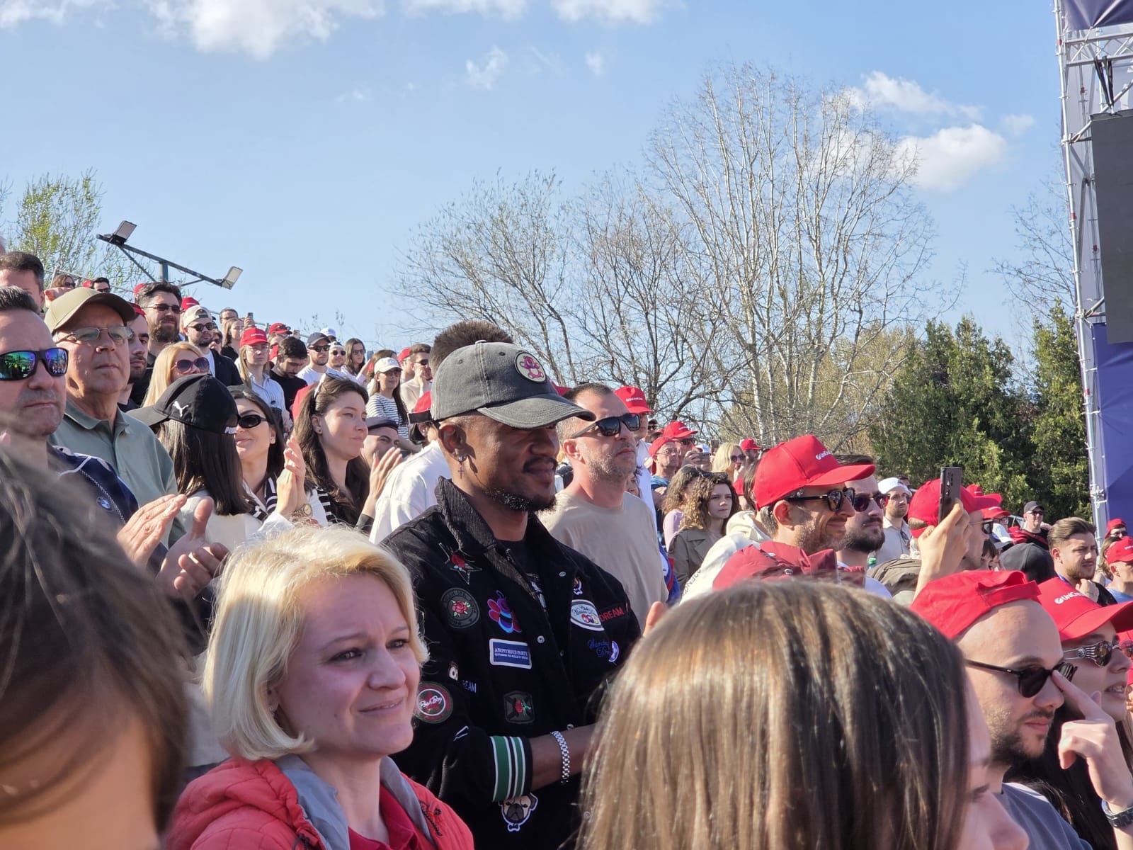 Fotbalistul de la FCSB, Siyabonga Ngezana, a fost fotografiat duminică în timp ce asista la finala turneului ATP Țiriac Open, eveniment organizat recent în București