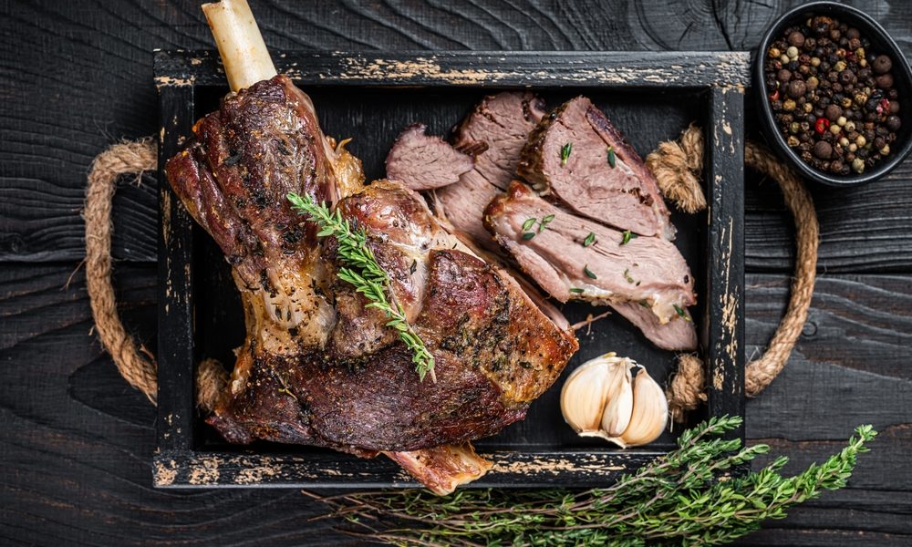 Ce ingrediente fac din friptura de miel un deliciu? Secretul bucătarilor