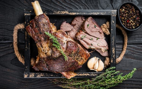 Ce ingrediente fac din friptura de miel un deliciu? Secretul bucătarilor