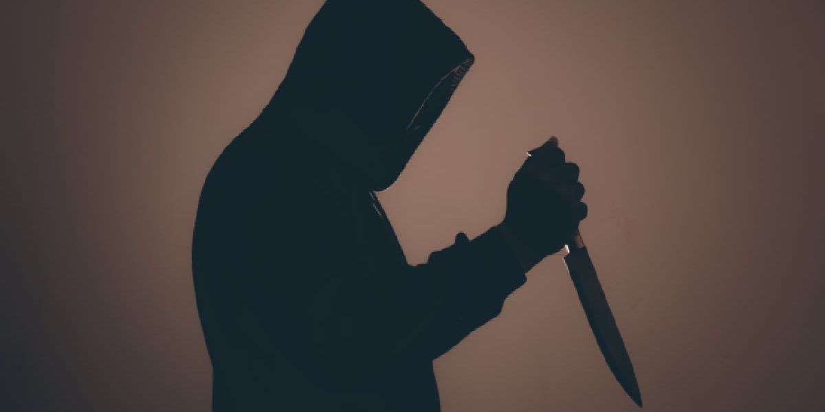 Angajată TERORIZATĂ cu cuțitul într-o sală de jocuri din Galați, agresorul, căutat