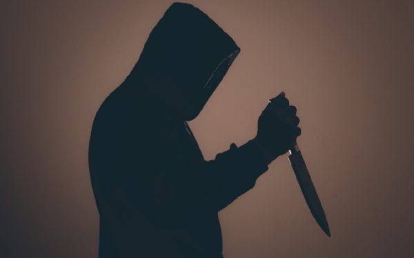 Angajată TERORIZATĂ cu cuțitul într-o sală de jocuri din Galați, agresorul, căutat