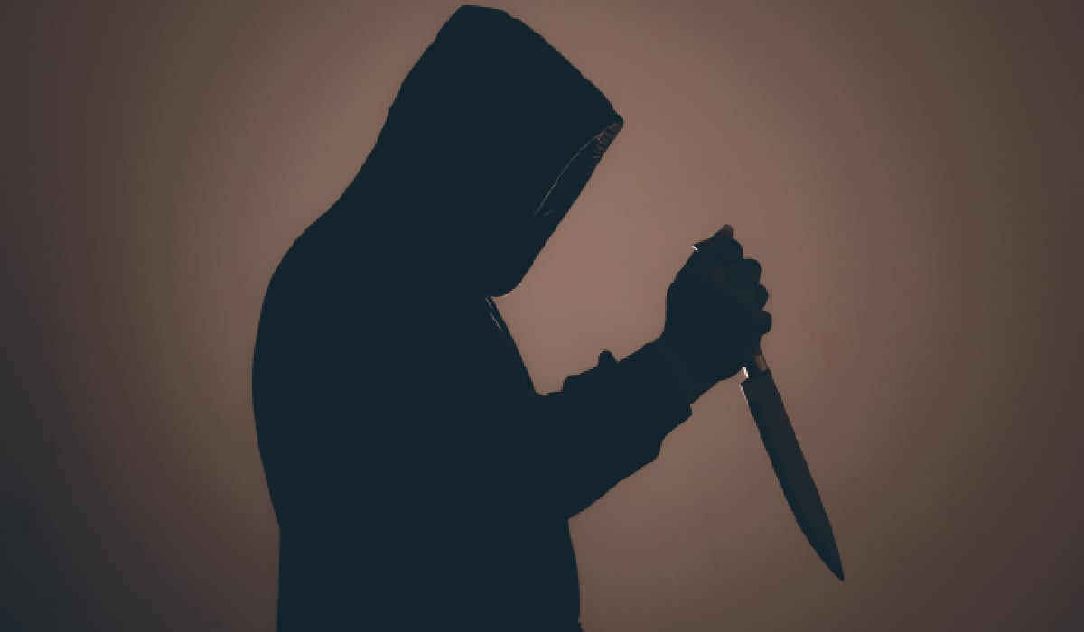 Angajată TERORIZATĂ cu cuțitul într-o sală de jocuri din Galați, agresorul, căutat