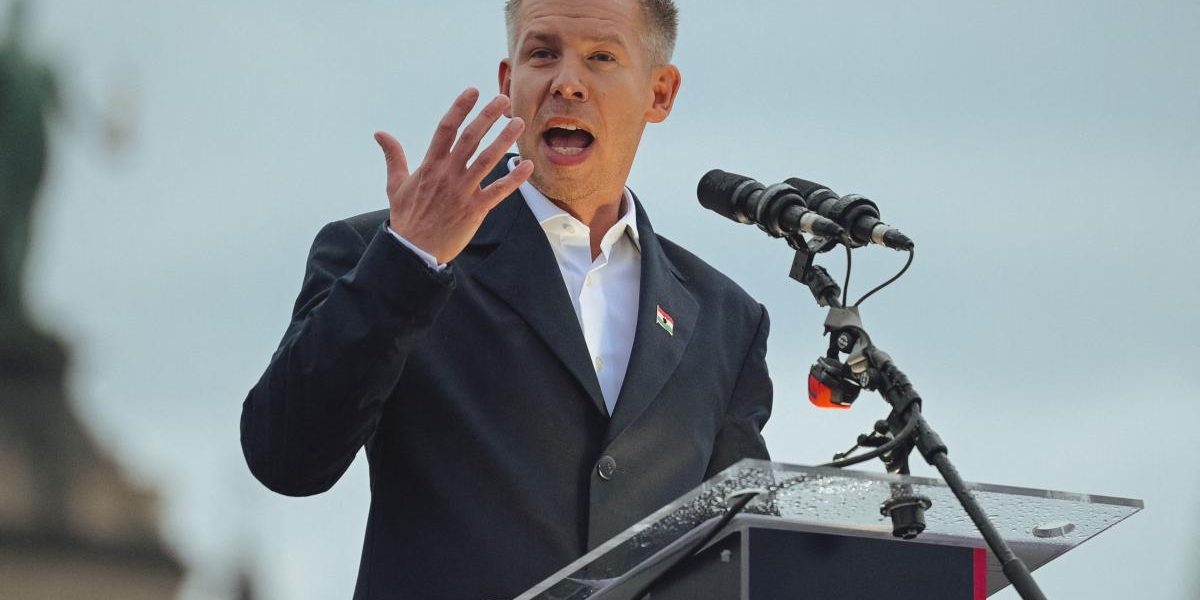 Maghiari trădați în Transilvania: Simion, dans pe morminte, Orban trădător, spune Magyar