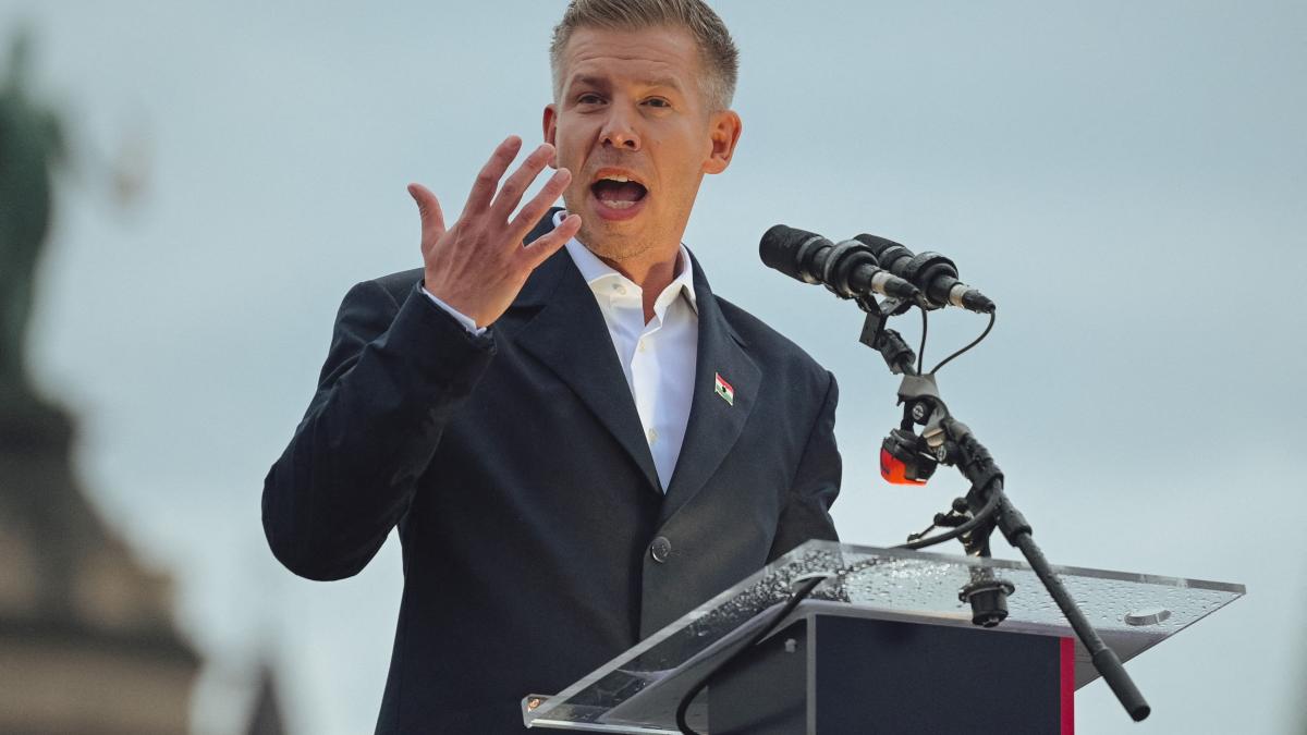 Maghiari trădați în Transilvania: Simion, dans pe morminte, Orban trădător, spune Magyar