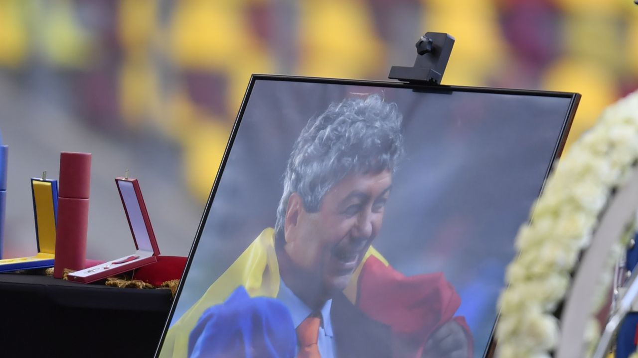 Mii de oameni au adus un ultim omagiu legendarului antrenor Mircea Lucescu, după decesul acestuia la vârsta de 80 de ani