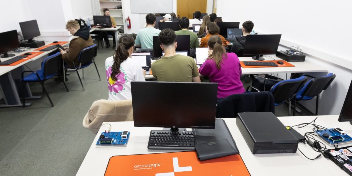 Hitachi modernizează laboratoarele Politehnicii București: investiție uriașă în viitor