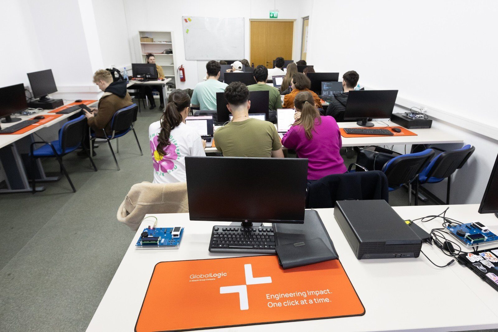 Hitachi modernizează laboratoarele Politehnicii București: investiție uriașă în viitor
