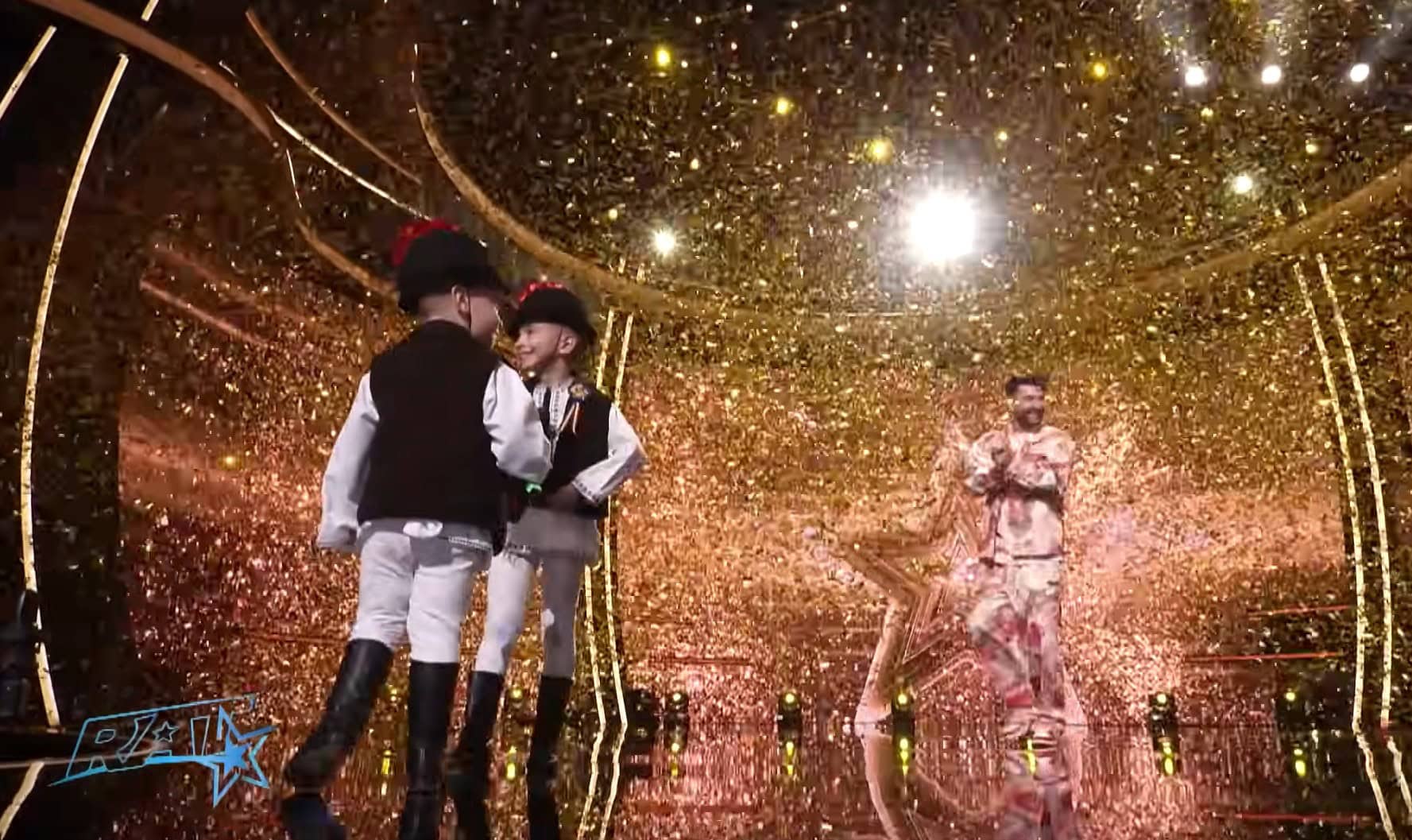 Pe scena emisiunii ”Românii au talent”, doi frați din județul Alba au reușit să impresioneze publicul și juriul, obținând un Golden Buzz care le asigură direct calificarea în semifinale