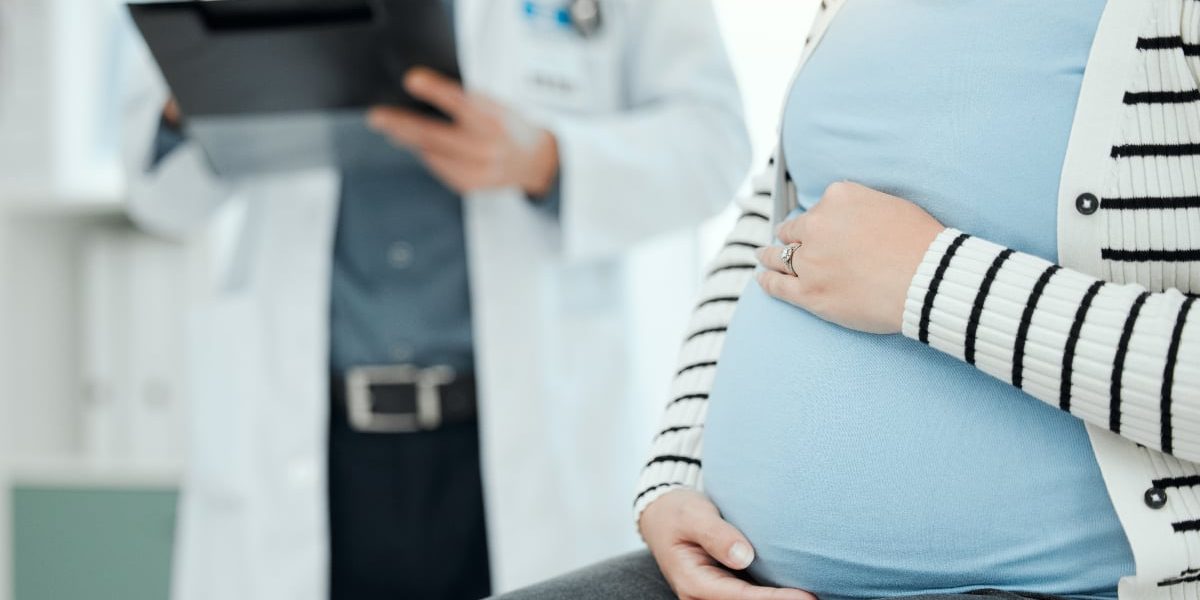 Gravidă, refuzată la București, a fugit în Germania pentru copil