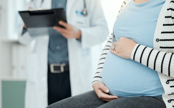 Gravidă, refuzată la București, a fugit în Germania pentru copil