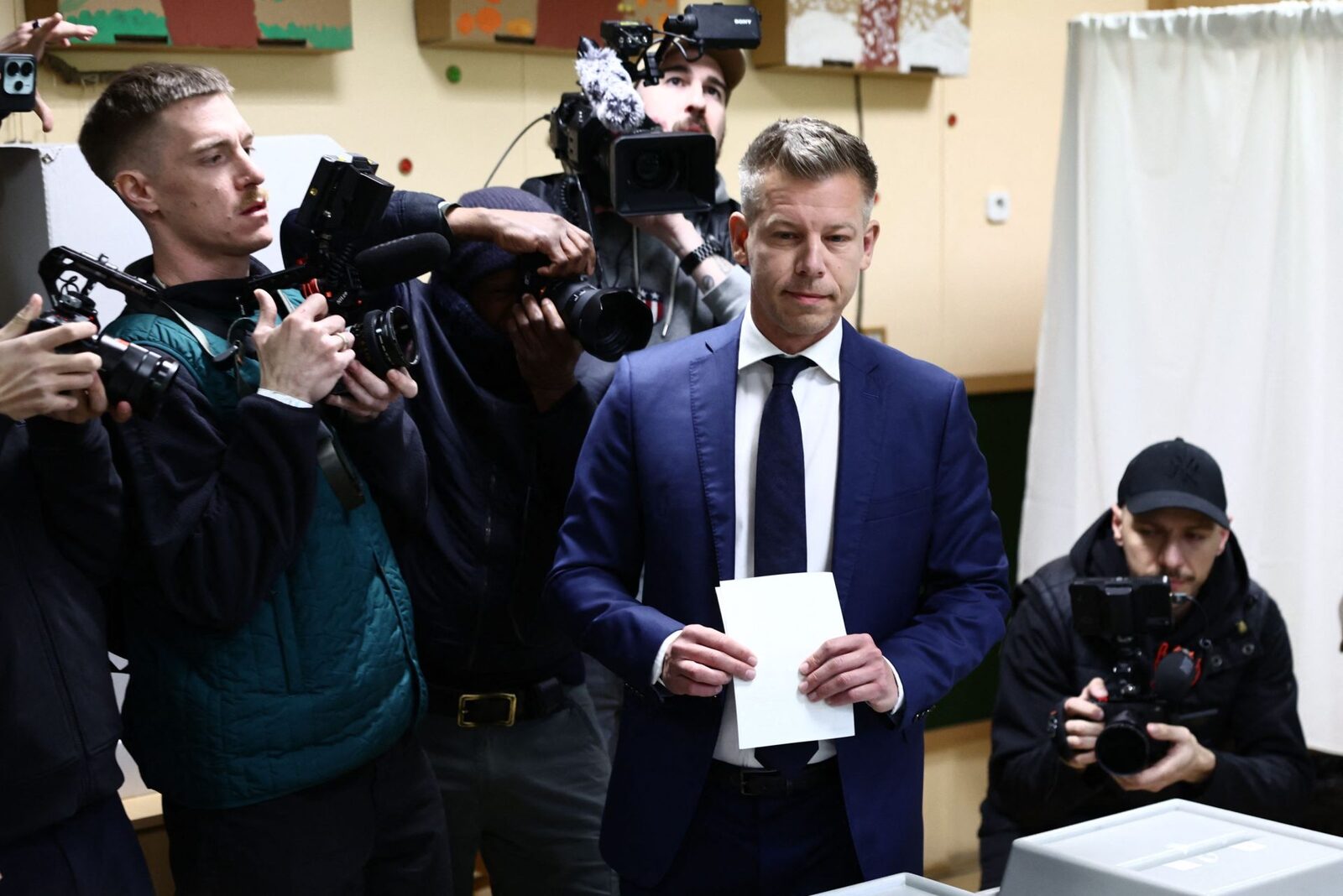 Magyar l-a detronat pe Viktor Orban: Cine e omul care zguduie Ungaria după 16 ani?