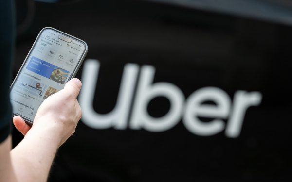 Uber pariază masiv pe viitor: 10 miliarde $ în taxiuri autonome