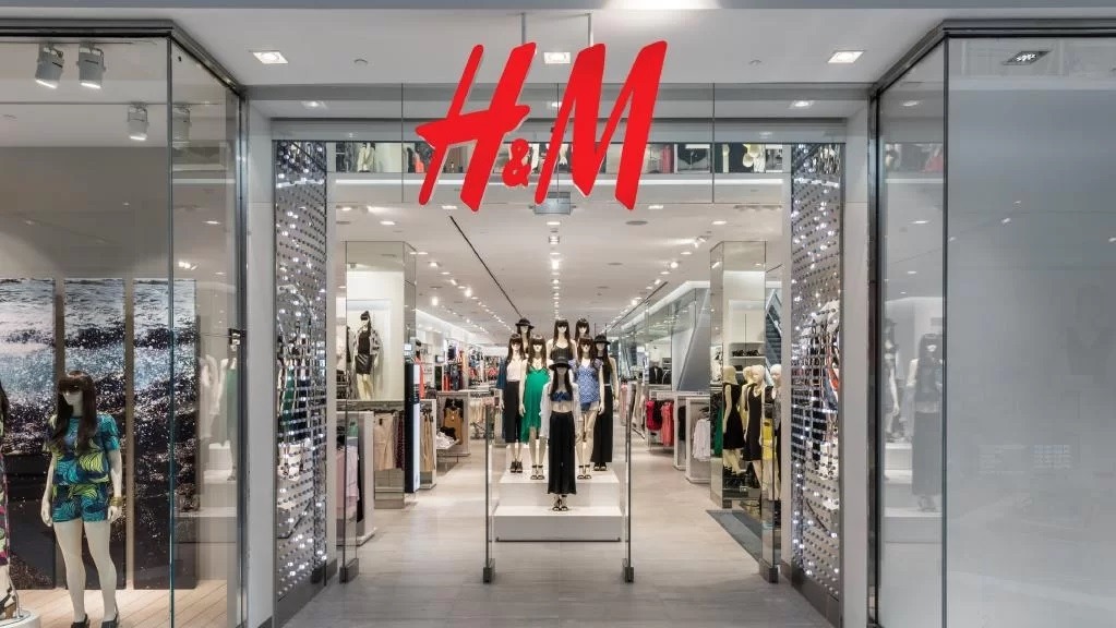 H&M închide 160 de magazine: Criza lovește gigantul modei rapide