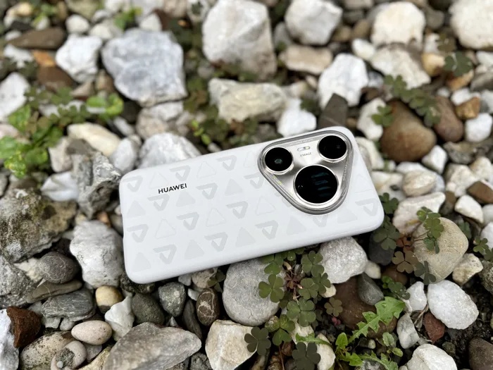 Huawei a introdus în piața telefoanelor flagship un model care redefinește gestionarea temperaturii interne, Mate 80 Pro Max Fan Edition