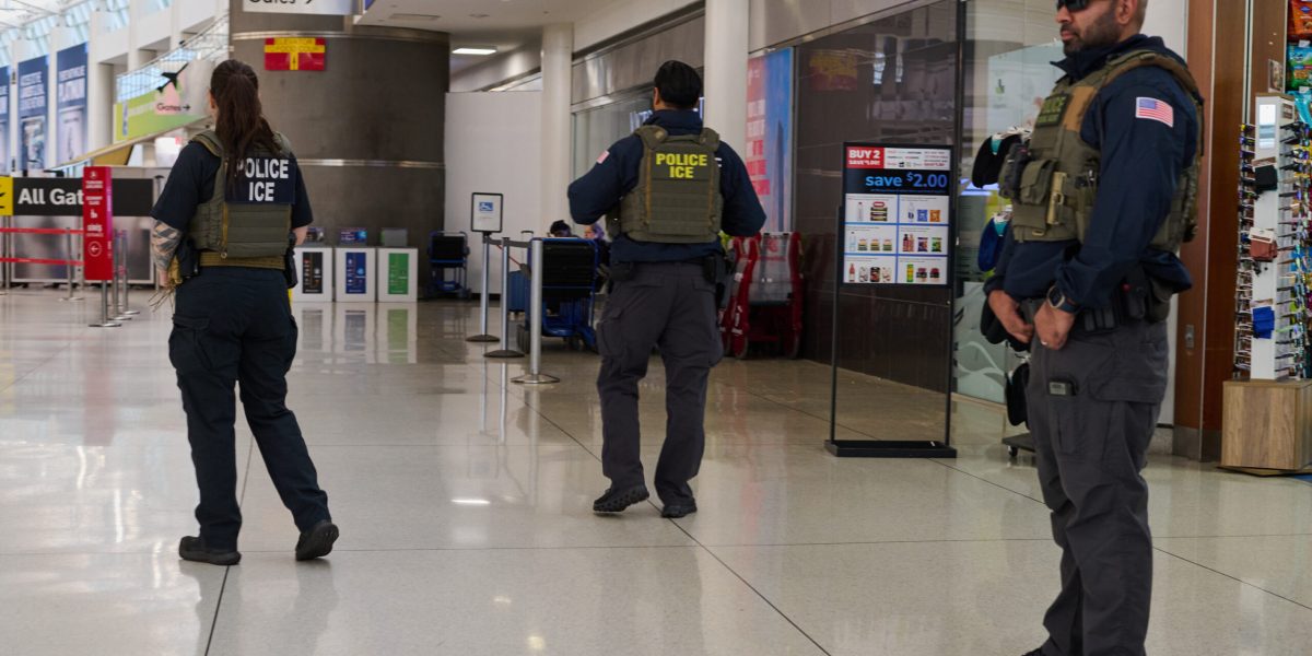 ICE: Aproape jumătate de milion de deportări într-un an. Promisiunea lui Trump, uitată