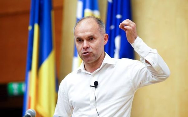 Funeriu, verdict dur: Manualele românești, bune de tricouri, nu de școală!