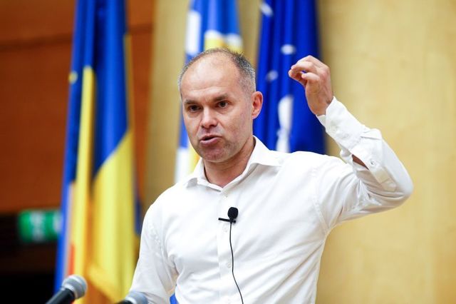 Funeriu, verdict dur: Manualele românești, bune de tricouri, nu de școală!