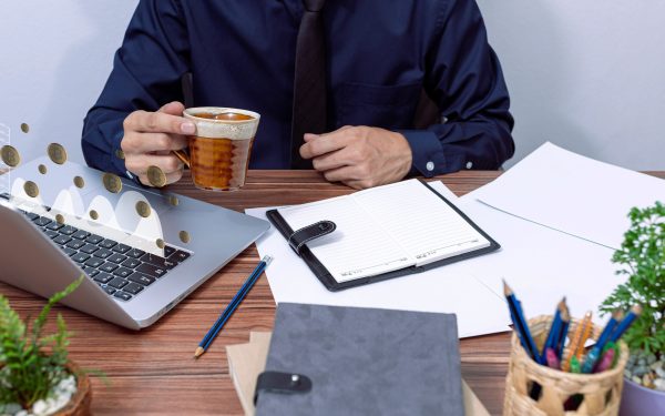 Digitalizarea mută biroul: Doar 4 din 10 europeni mai muncesc fix dintr-un singur loc