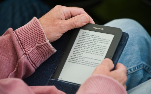 Amazon Zădărnicește Kindle-urile Vechi: Sfârșitul Accesului la Cărți pentru Unii Utilizatori Amazon se pregătește să pună punct suportului tehnic pentru dispozitivele Kindle lansate înainte de 2012, o decizie care va limita drastic funcționalitatea acestora