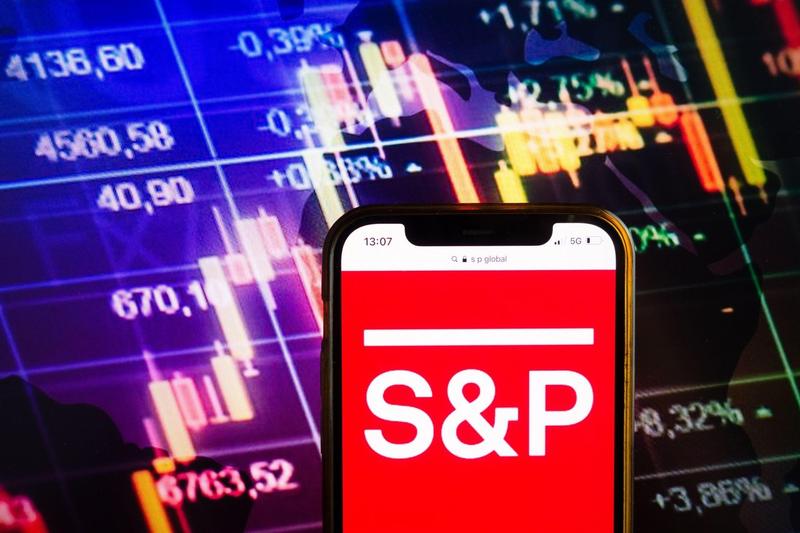 Agenția de evaluare financiară S&P Global Ratings a reconfirmat vineri ratingurile pentru datoria pe termen lung și scurt a României, la „BBB minus” și, respectiv, „A-3”, menținând în același timp perspectiva negativă pentru țară