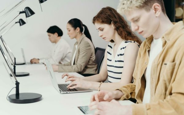 Întârzieri la job: Tribunalul Suprem din Spania dă undă verde la tăieri salariale