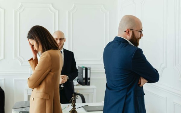 AI ne schimbă viețile: Relații șifonate și vocea pierdută în era digitală