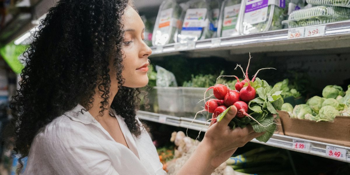 Românii caută disperați reduceri: Scumpirile alimentelor lovesc din greu